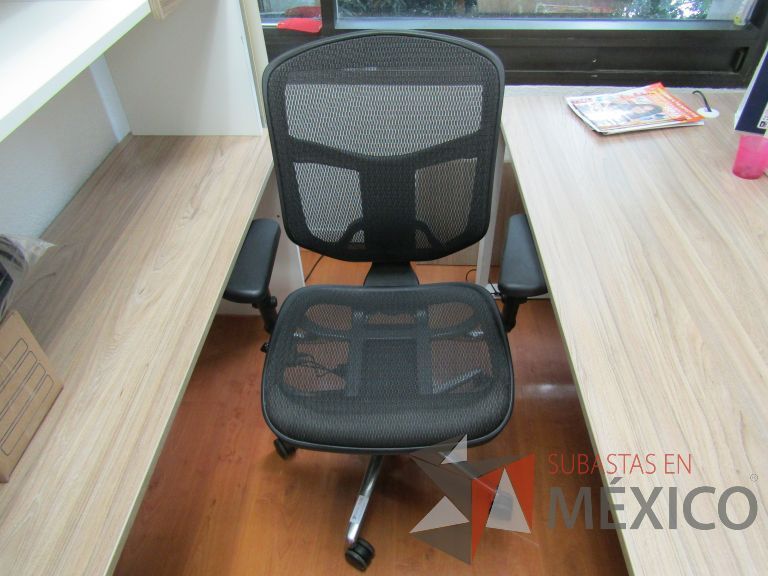 Lote 148 - Silla operativa con ruedas, descansabrazos, asiento y respaldo en malla