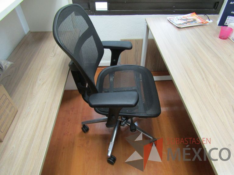 Lote 148 - Silla operativa con ruedas, descansabrazos, asiento y respaldo en malla - Imagen 3