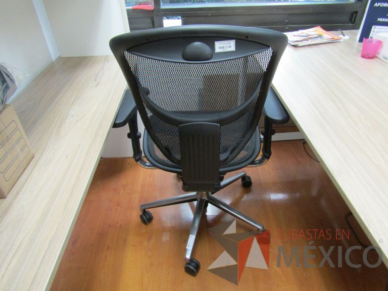 Lote 148 - Silla operativa con ruedas, descansabrazos, asiento y respaldo en malla - Imagen 5