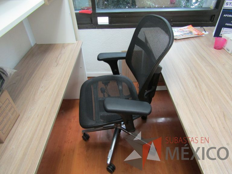 Lote 148 - Silla operativa con ruedas, descansabrazos, asiento y respaldo en malla - Imagen 7