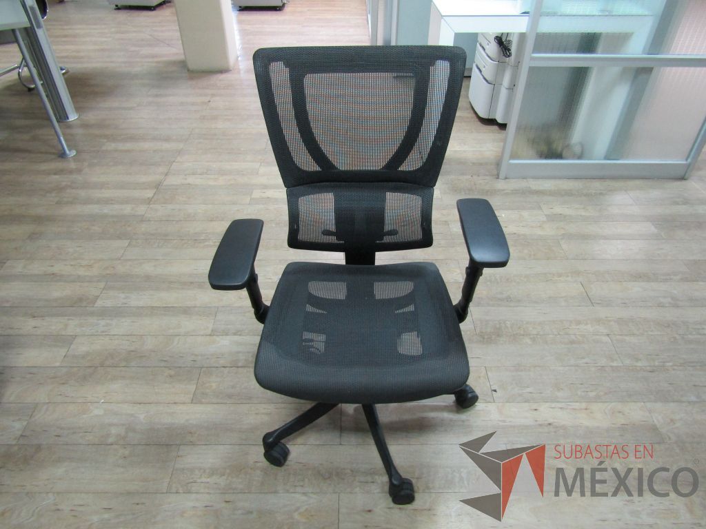 Lote 009 - 2 Sillas operativas con ruedas, descansabrazos, asiento y respaldo en malla - Imagen 7