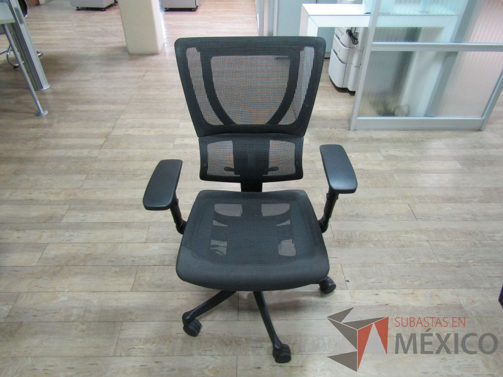 Lote 009 - 2 Sillas operativas con ruedas, descansabrazos, asiento y respaldo en malla