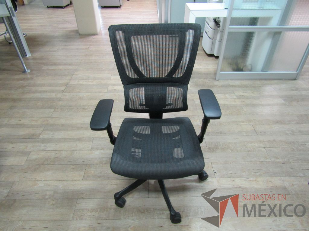 Lote 009 - 2 Sillas operativas con ruedas, descansabrazos, asiento y respaldo en malla - Imagen 8