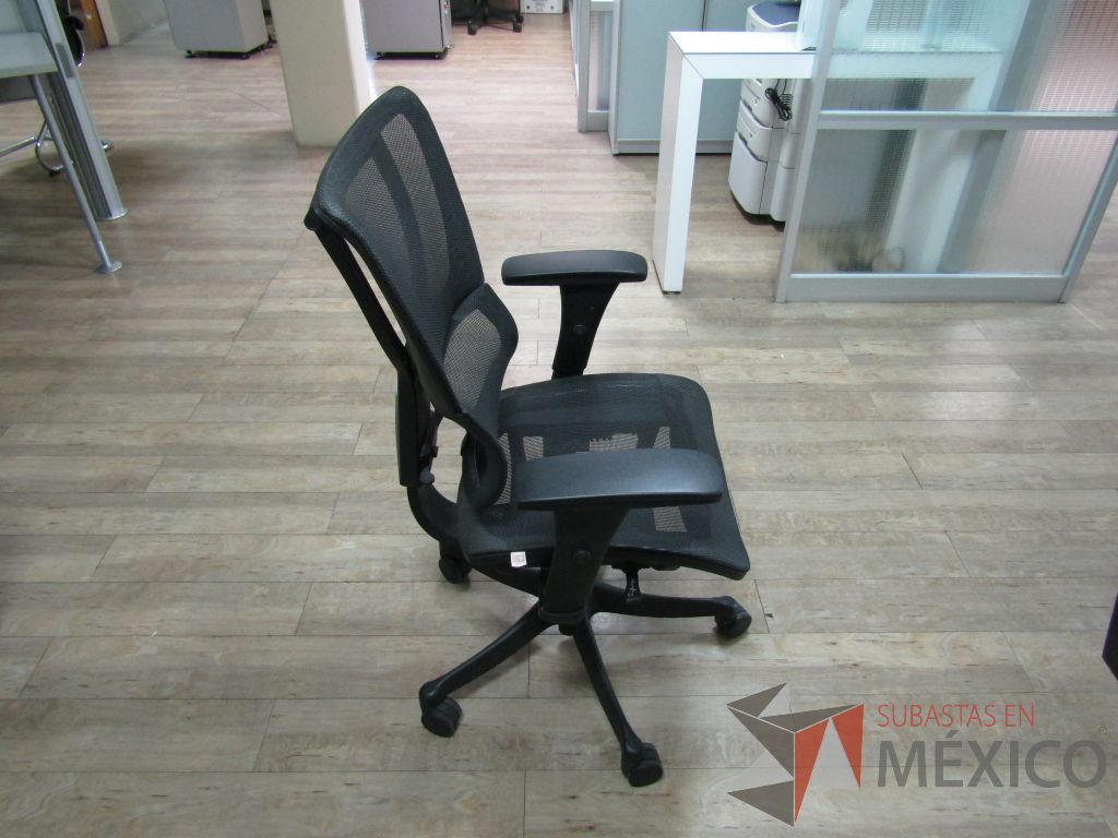 Lote 009 - 2 Sillas operativas con ruedas, descansabrazos, asiento y respaldo en malla - Imagen 9