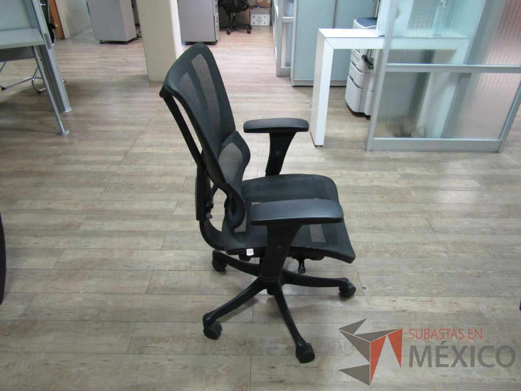 Lote 009 - 2 Sillas operativas con ruedas, descansabrazos, asiento y respaldo en malla - Imagen 10
