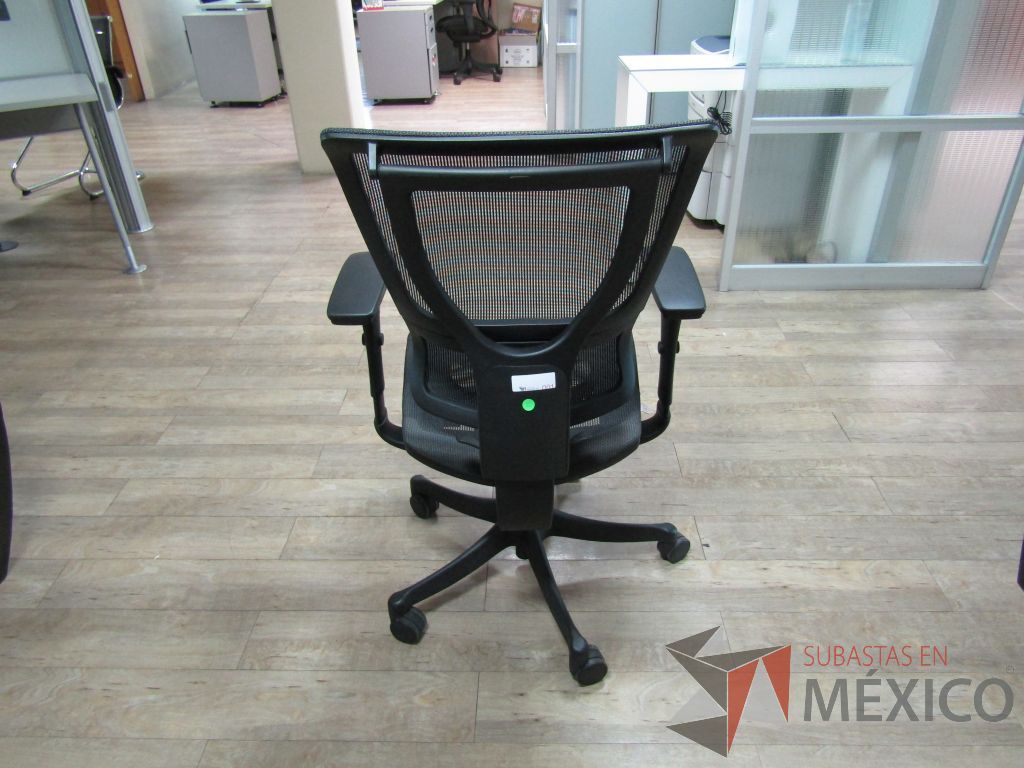 Lote 009 - 2 Sillas operativas con ruedas, descansabrazos, asiento y respaldo en malla - Imagen 11