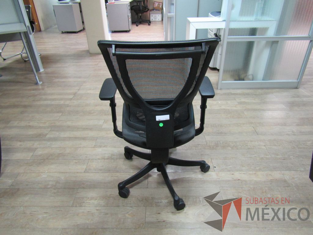 Lote 009 - 2 Sillas operativas con ruedas, descansabrazos, asiento y respaldo en malla - Imagen 5