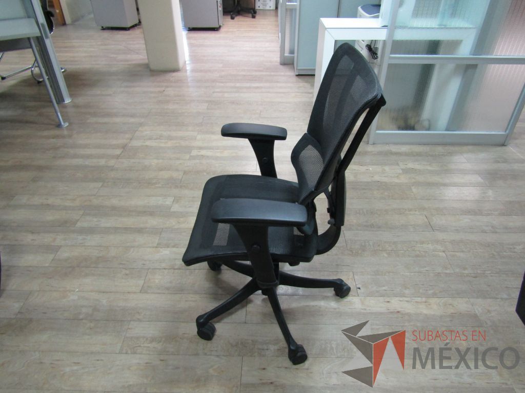 Lote 009 - 2 Sillas operativas con ruedas, descansabrazos, asiento y respaldo en malla - Imagen 4