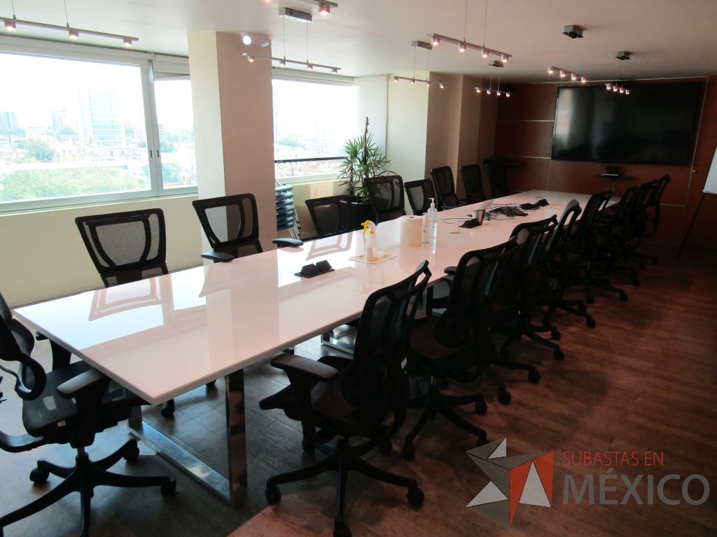 Lote 011 - Mesa de sala de juntas para 20 personas, con accesorios para conexión y con cubierta de vidrio dividida en 4 y 4 bases - Imagen 15