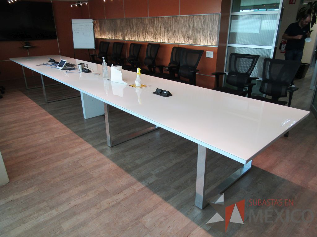 Lote 011 - Mesa de sala de juntas para 20 personas, con accesorios para conexión y con cubierta de vidrio dividida en 4 y 4 bases - Imagen 19