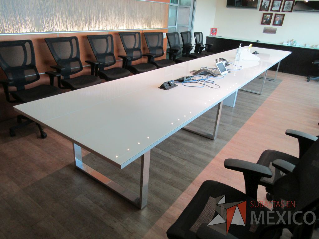 Lote 011 - Mesa de sala de juntas para 20 personas, con accesorios para conexión y con cubierta de vidrio dividida en 4 y 4 bases - Imagen 20