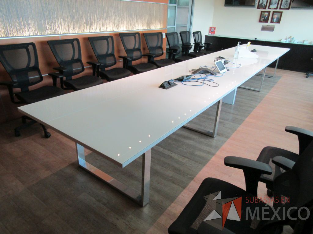 Lote 011 - Mesa de sala de juntas para 20 personas, con accesorios para conexión y con cubierta de vidrio dividida en 4 y 4 bases - Imagen 22