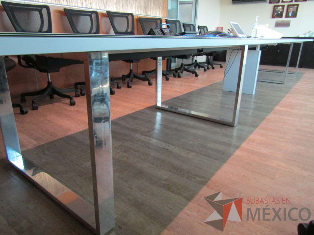 Lote 011 - Mesa de sala de juntas para 20 personas, con accesorios para conexión y con cubierta de vidrio dividida en 4 y 4 bases - Imagen 21