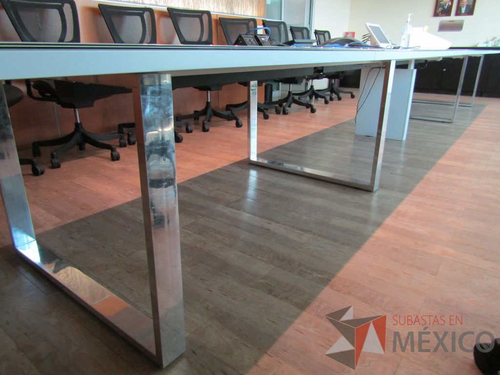 Lote 011 - Mesa de sala de juntas para 20 personas, con accesorios para conexión y con cubierta de vidrio dividida en 4 y 4 bases - Imagen 2