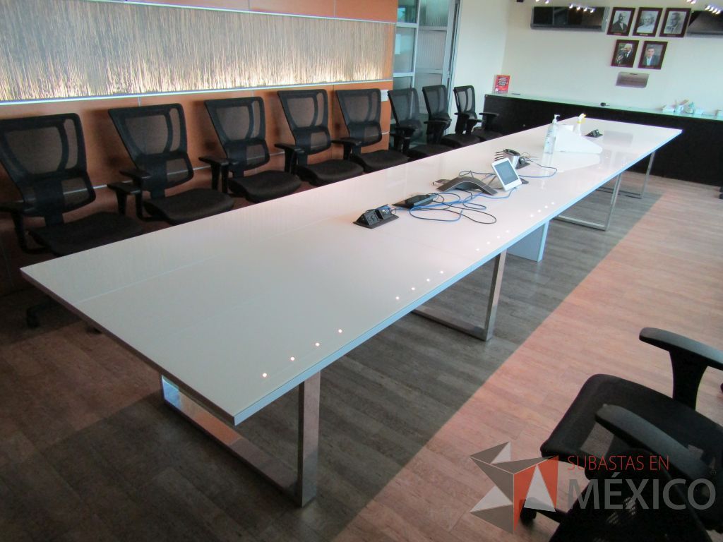 Lote 011 - Mesa de sala de juntas para 20 personas, con accesorios para conexión y con cubierta de vidrio dividida en 4 y 4 bases - Imagen 4
