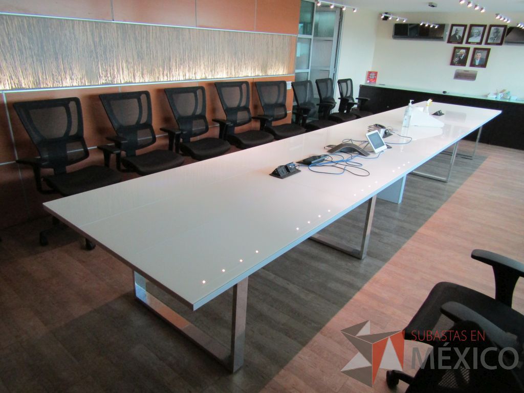 Lote 011 - Mesa de sala de juntas para 20 personas, con accesorios para conexión y con cubierta de vidrio dividida en 4 y 4 bases - Imagen 5