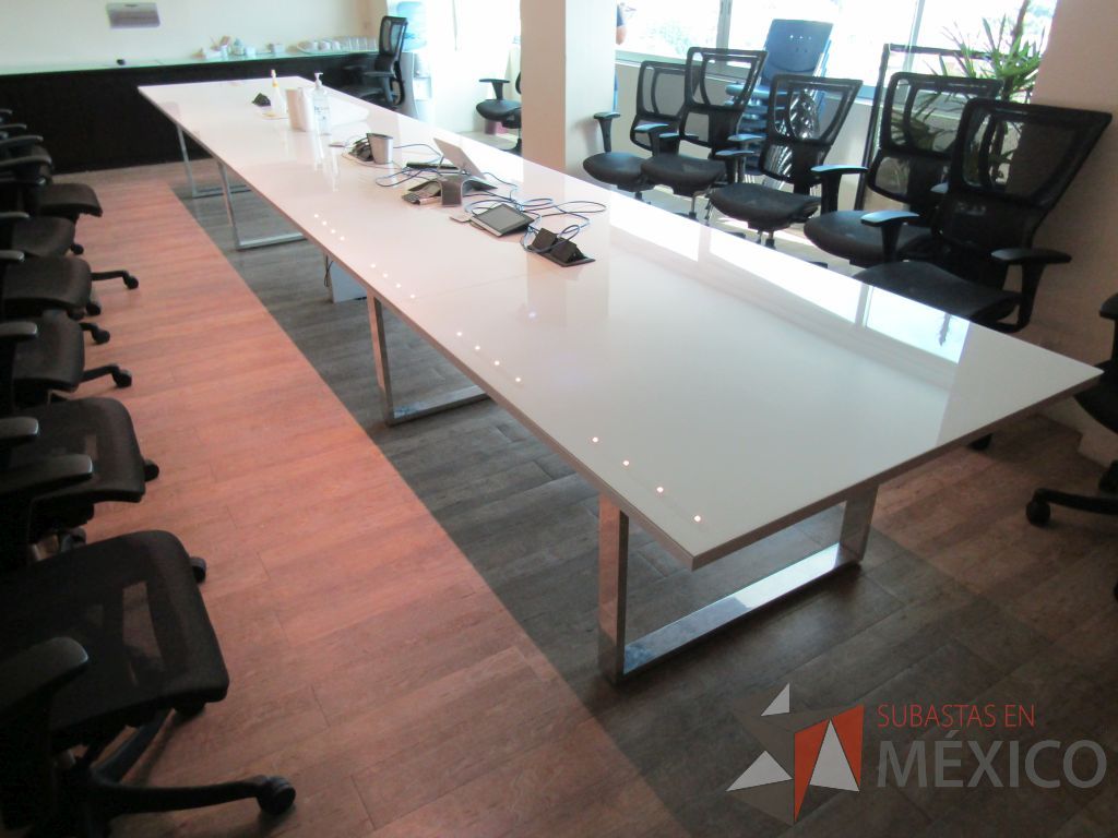 Lote 011 - Mesa de sala de juntas para 20 personas, con accesorios para conexión y con cubierta de vidrio dividida en 4 y 4 bases - Imagen 6