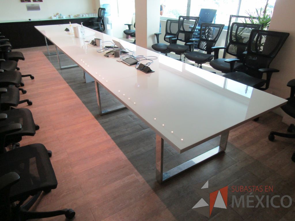 Lote 011 - Mesa de sala de juntas para 20 personas, con accesorios para conexión y con cubierta de vidrio dividida en 4 y 4 bases - Imagen 7