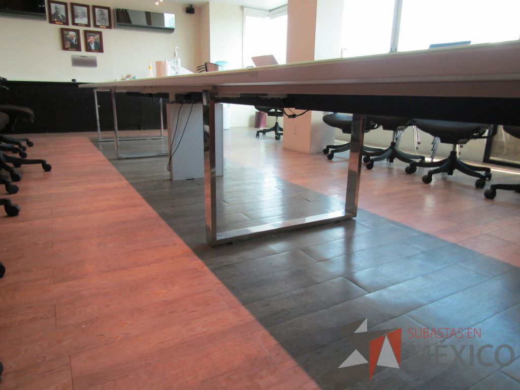 Lote 011 - Mesa de sala de juntas para 20 personas, con accesorios para conexión y con cubierta de vidrio dividida en 4 y 4 bases - Imagen 23