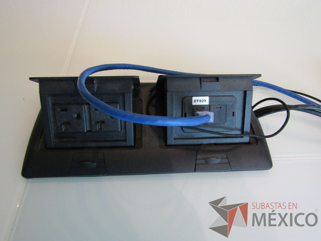 Lote 011 - Mesa de sala de juntas para 20 personas, con accesorios para conexión y con cubierta de vidrio dividida en 4 y 4 bases - Imagen 8
