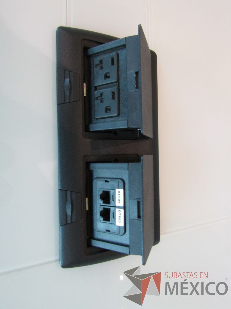Lote 011 - Mesa de sala de juntas para 20 personas, con accesorios para conexión y con cubierta de vidrio dividida en 4 y 4 bases - Imagen 10