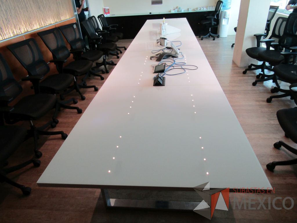 Lote 011 - Mesa de sala de juntas para 20 personas, con accesorios para conexión y con cubierta de vidrio dividida en 4 y 4 bases - Imagen 11