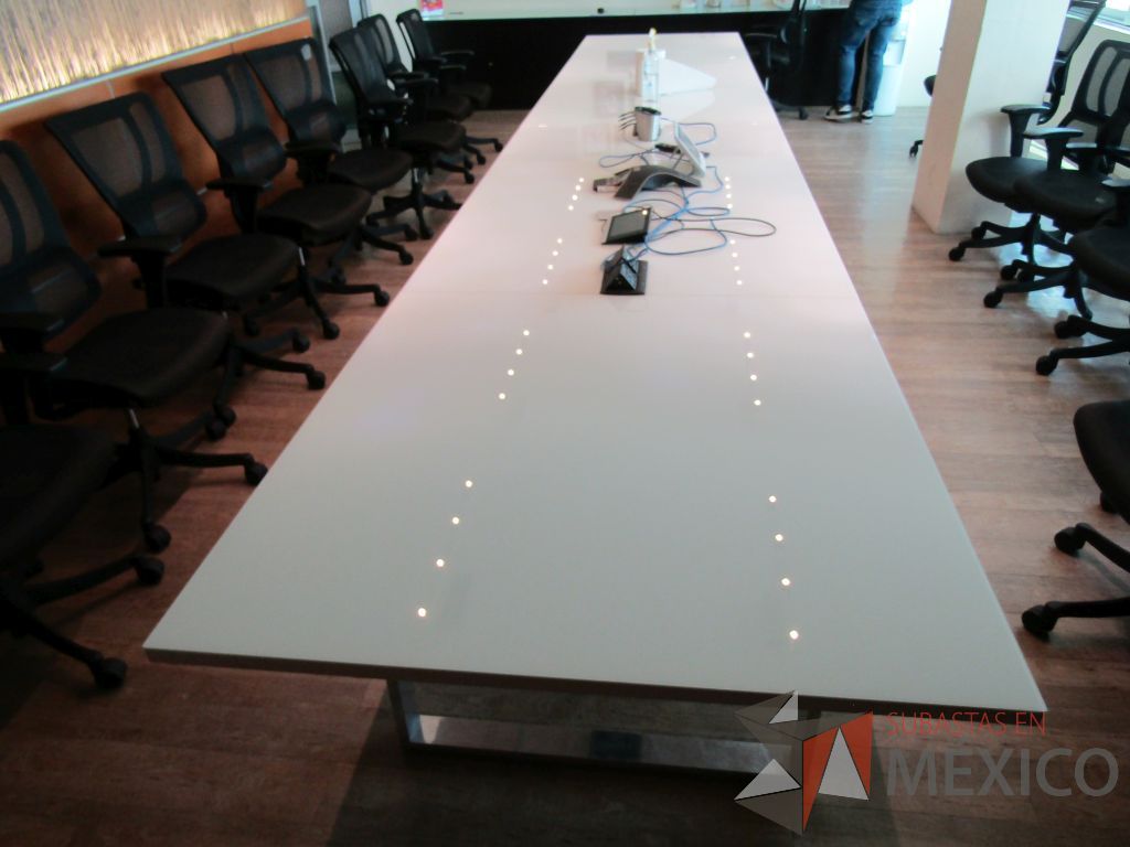 Lote 011 - Mesa de sala de juntas para 20 personas, con accesorios para conexión y con cubierta de vidrio dividida en 4 y 4 bases - Imagen 13
