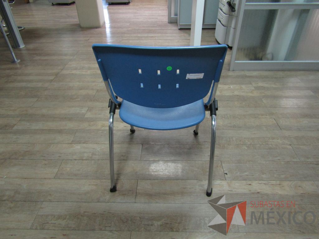 Lote 017 - 2 Silla fijas, asientos y respaldo en plástico color azul - Imagen 7