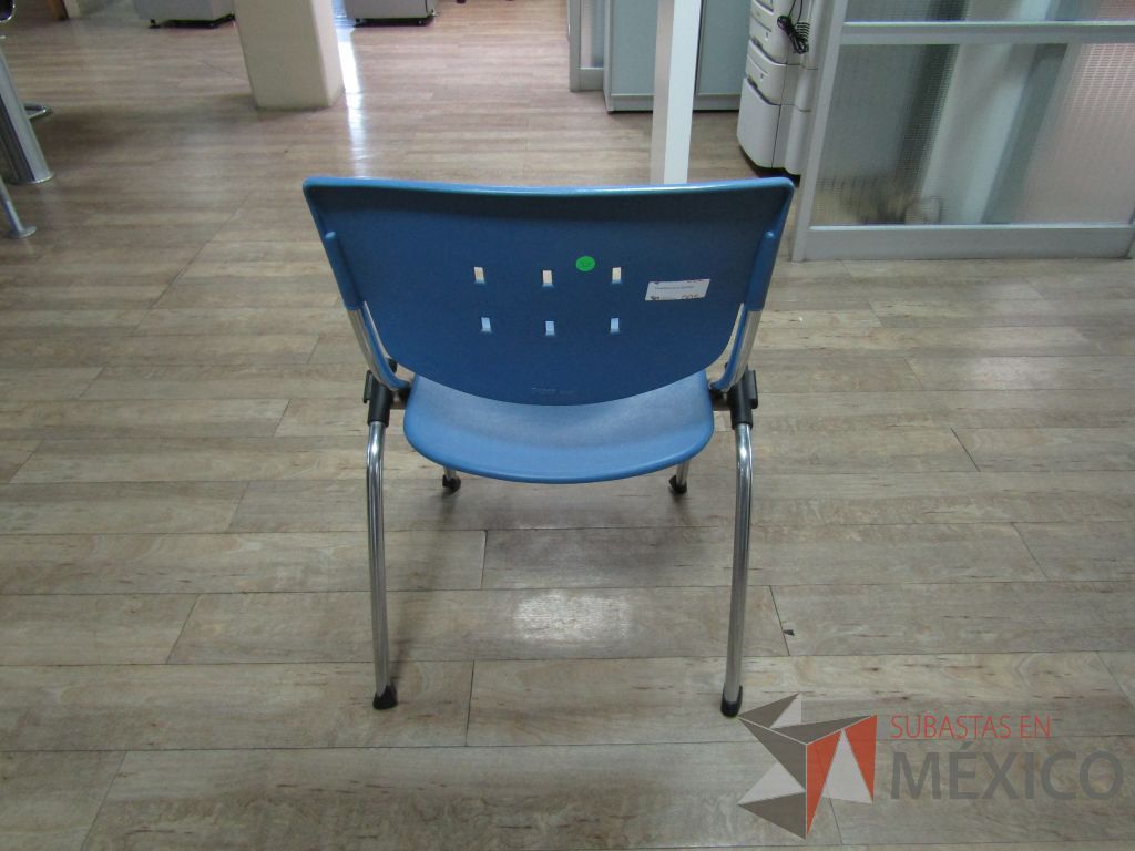Lote 017 - 2 Silla fijas, asientos y respaldo en plástico color azul - Imagen 8