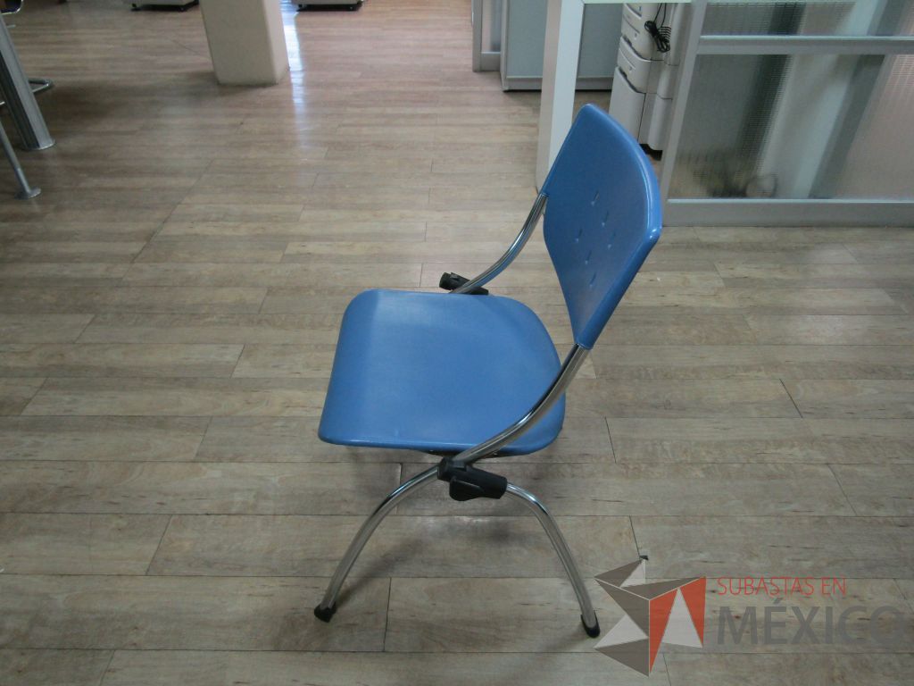 Lote 017 - 2 Silla fijas, asientos y respaldo en plástico color azul - Imagen 2