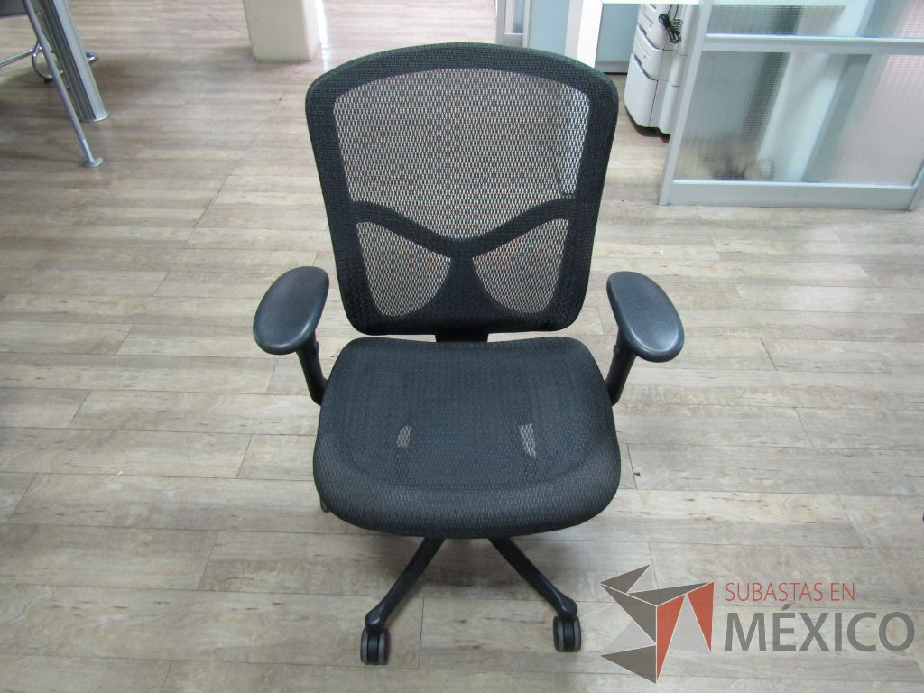 Lote 040 - 2 Sillas operativas con ruedas, descansabrazos, asiento y respaldo en malla - Imagen 2