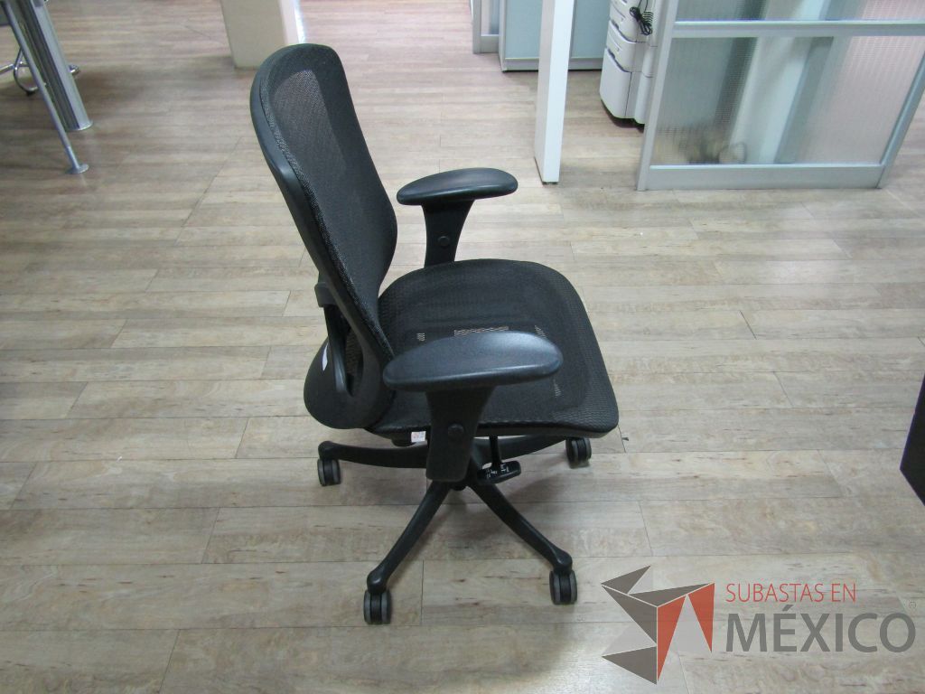 Lote 040 - 2 Sillas operativas con ruedas, descansabrazos, asiento y respaldo en malla - Imagen 6