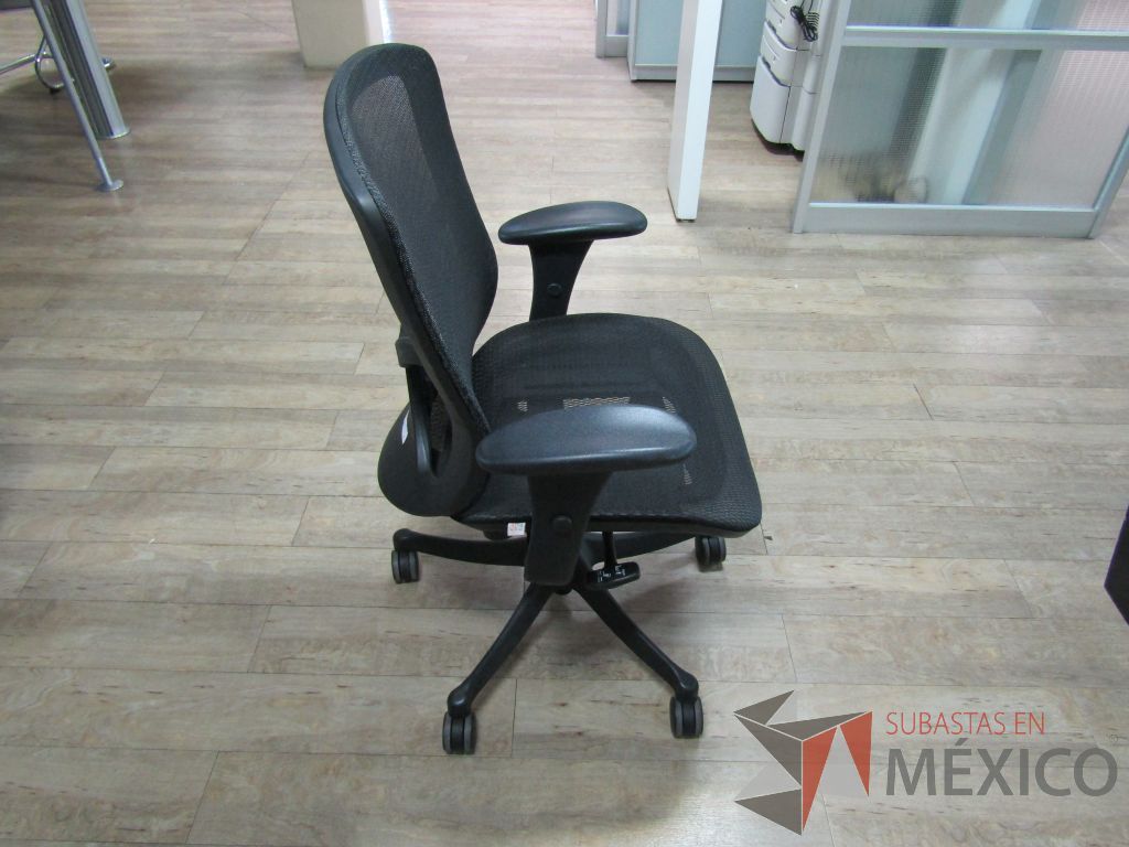 Lote 040 - 2 Sillas operativas con ruedas, descansabrazos, asiento y respaldo en malla - Imagen 3