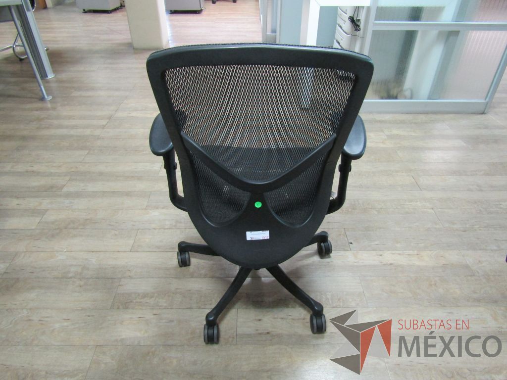 Lote 040 - 2 Sillas operativas con ruedas, descansabrazos, asiento y respaldo en malla - Imagen 4