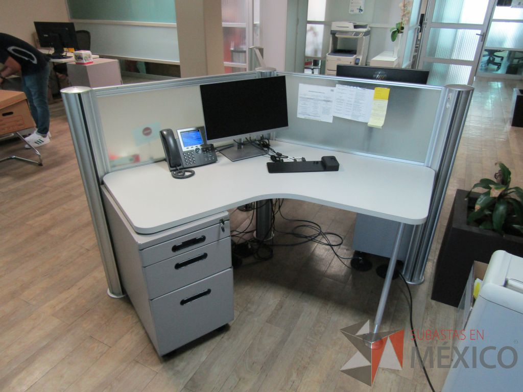 Lote 047 -Estación de trabajo para 3 personas con cristal y con 3 archiveros de cajones