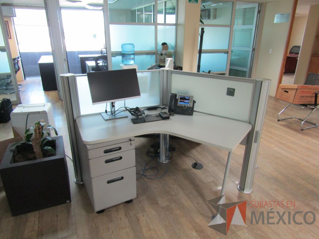 Lote 047 -Estación de trabajo para 3 personas con cristal y con 3 archiveros de cajones - Imagen 2