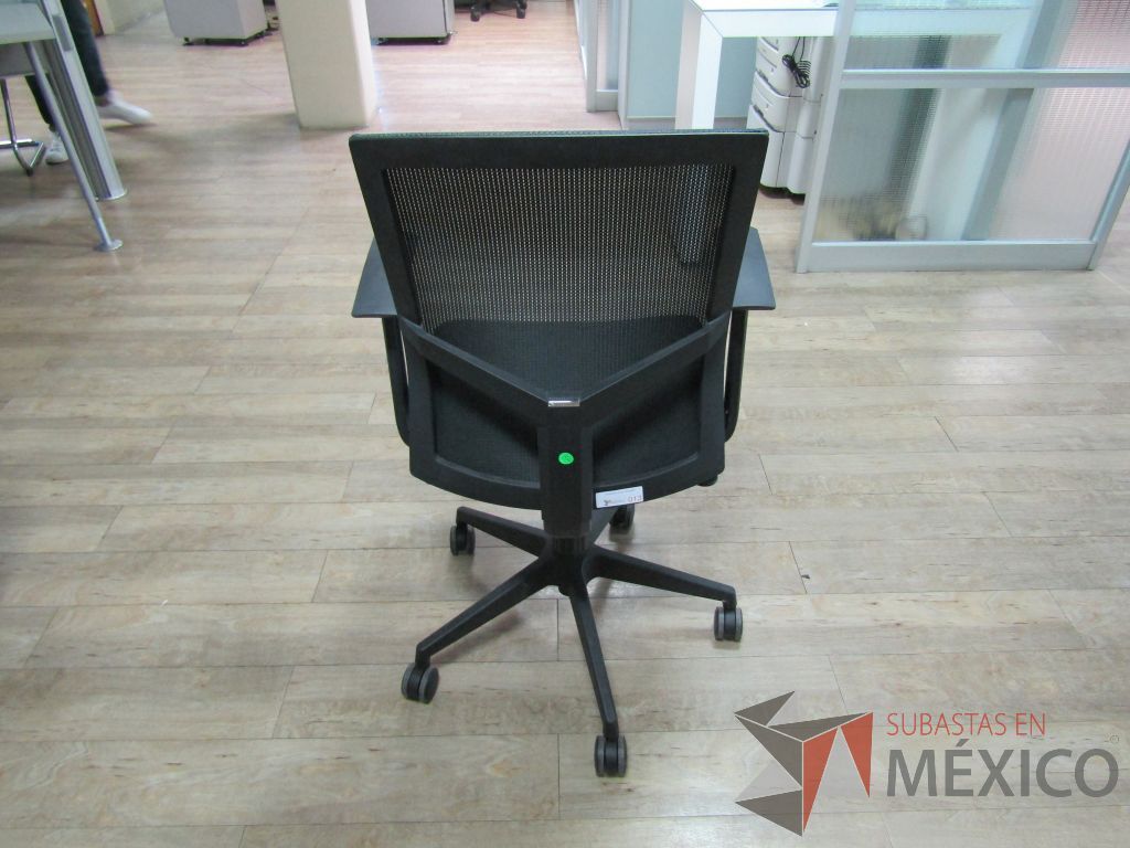 Lote 051 - Silla operativa con ruedas, descansabrazos, respaldo en malla y asiento en tela color negro - Imagen 4