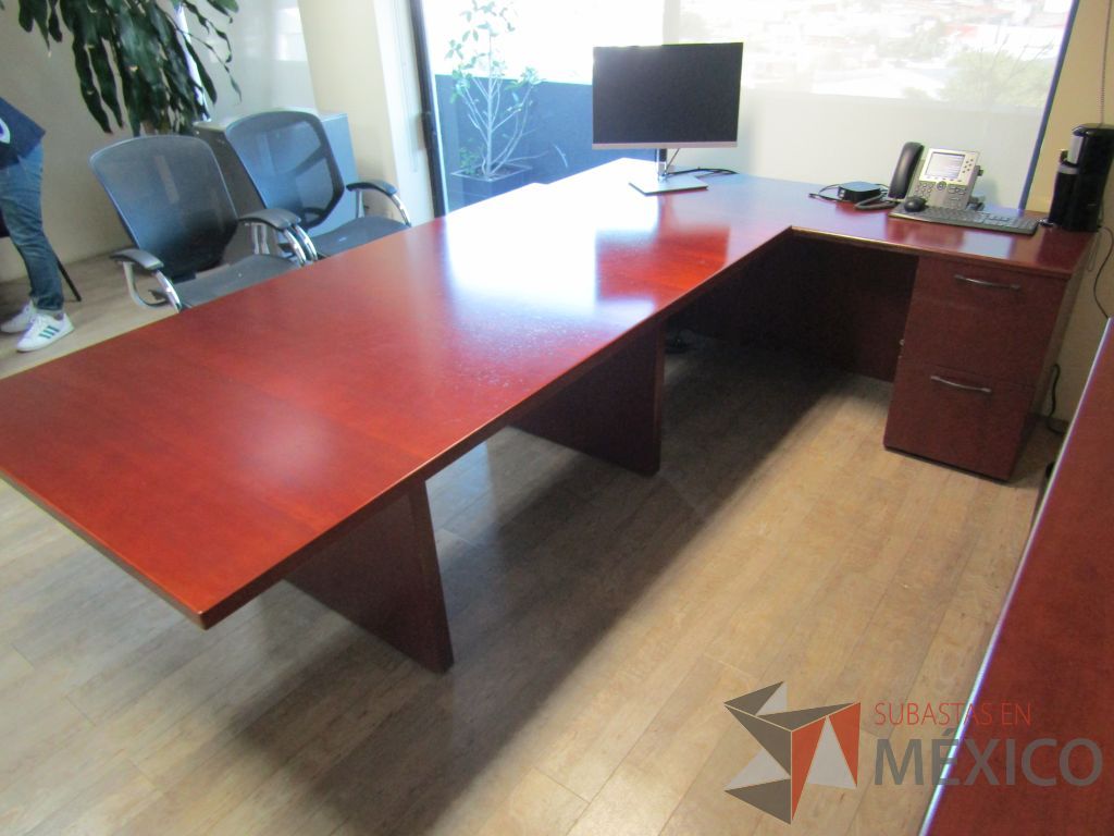 Lote 039 - Escritorio en escuadra con archivero de pedestal de 2 cajones