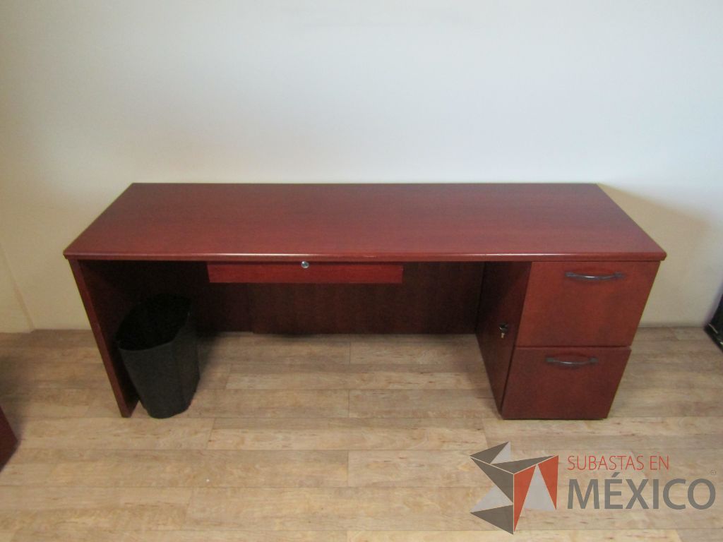 Lote 059 - Escritorio con archivero de pedestal de 2 cajones y cajón