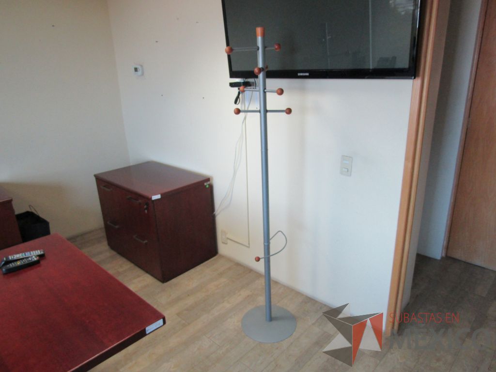 Lote 065 - Perchero metálico - Imagen 5