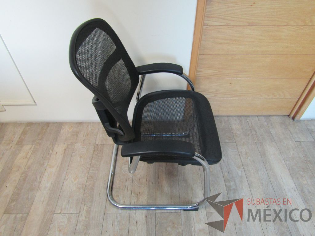 Lote 062 - 2 Sillas fijas, descansabrazos, base trineo asiento y respaldo en malla - Imagen 2