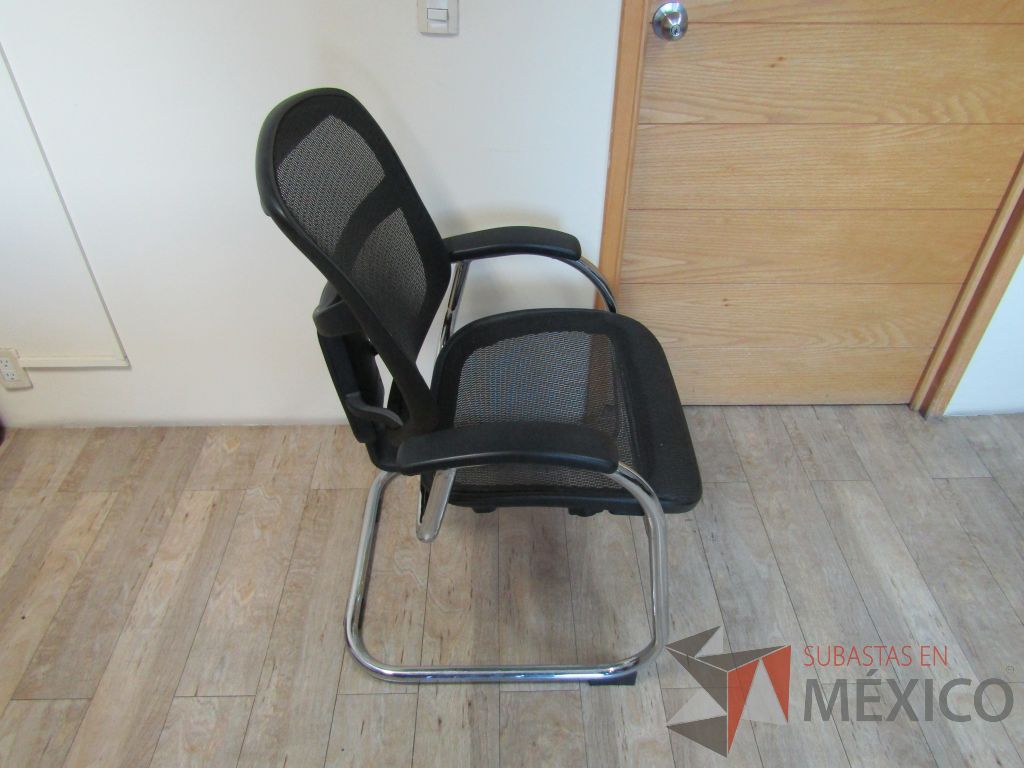 Lote 062 - 2 Sillas fijas, descansabrazos, base trineo asiento y respaldo en malla - Imagen 8