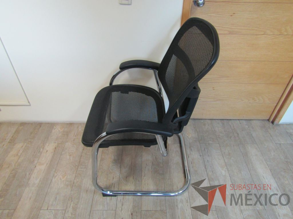 Lote 062 - 2 Sillas fijas, descansabrazos, base trineo asiento y respaldo en malla - Imagen 7
