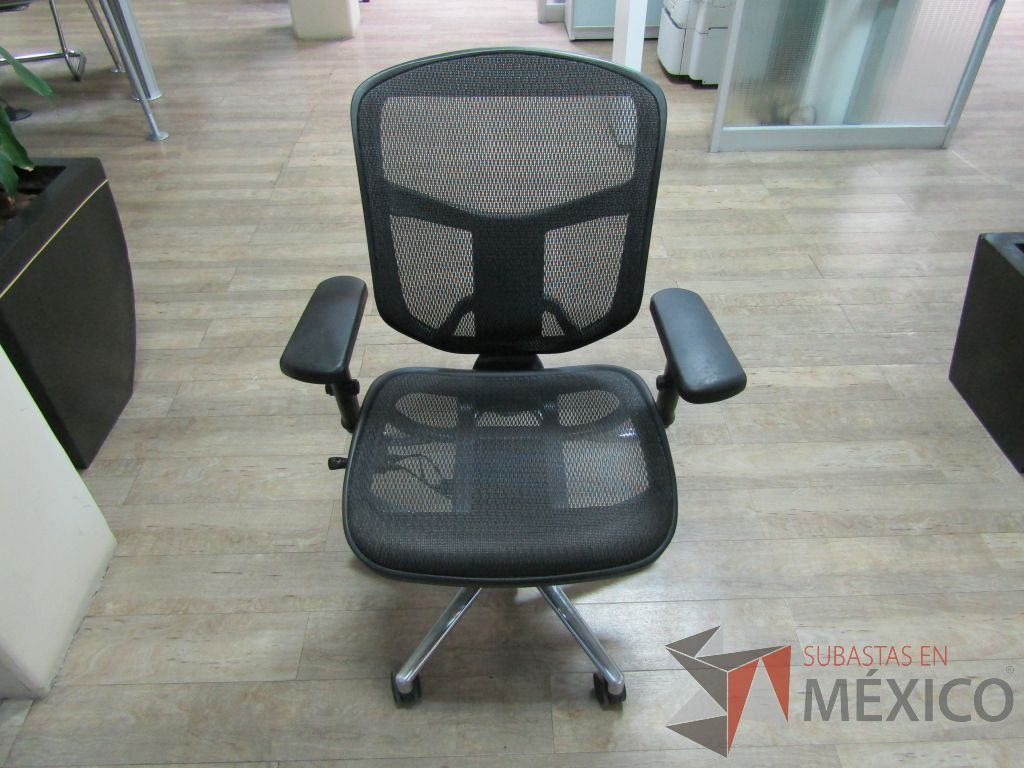 Lote 070 - Silla operativa con ruedas, descansabrazos, asiento y respaldo en malla - Imagen 4