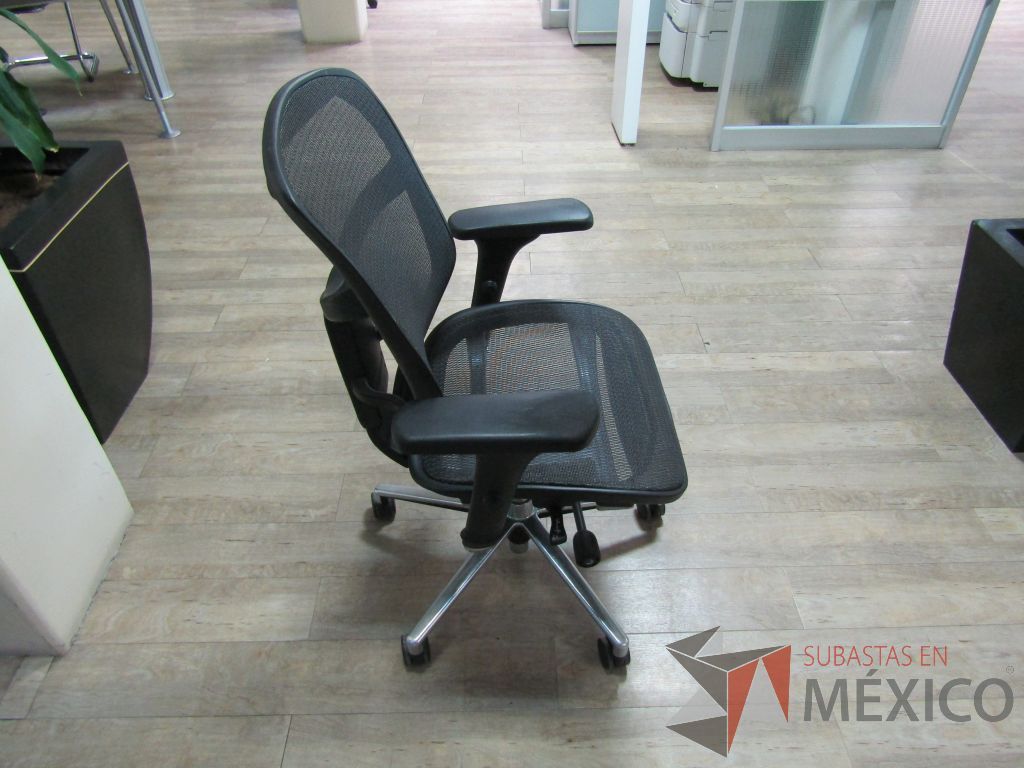 Lote 070 - Silla operativa con ruedas, descansabrazos, asiento y respaldo en malla - Imagen 2
