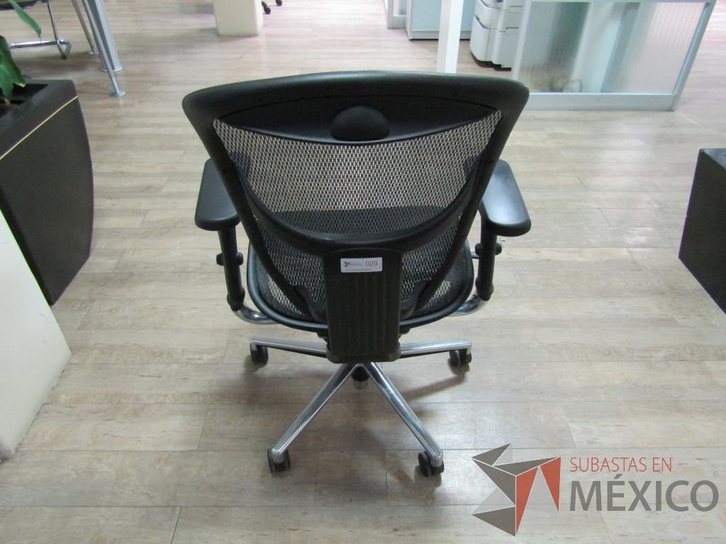 Lote 070 - Silla operativa con ruedas, descansabrazos, asiento y respaldo en malla - Imagen 3