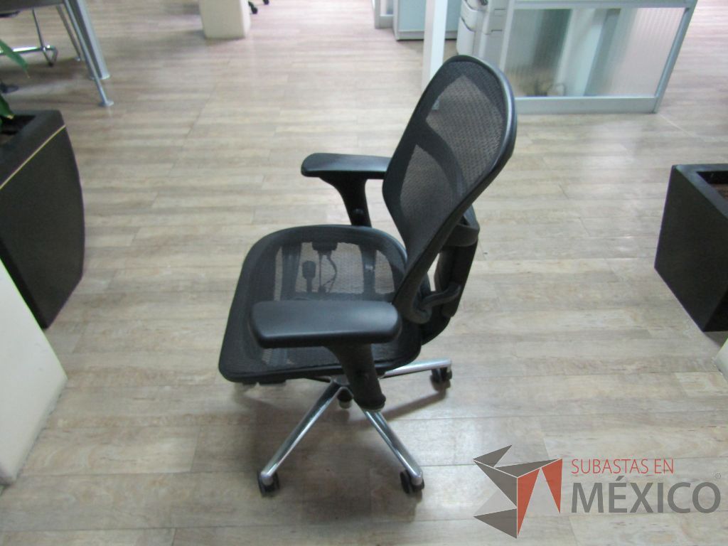 Lote 070 - Silla operativa con ruedas, descansabrazos, asiento y respaldo en malla - Imagen 5