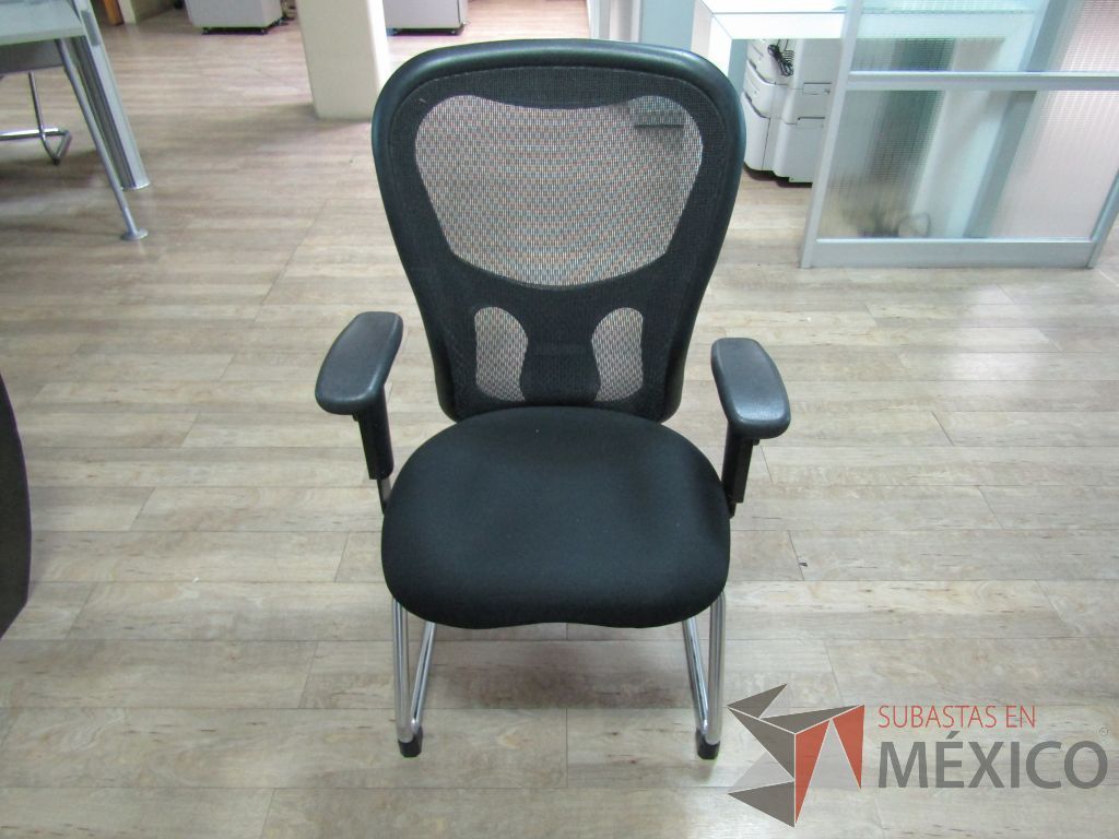 Lote 076 - 2 Sillas fijas, descansabrazos, base trineo, respaldo en malla y asiento en tela color negro - Imagen 7