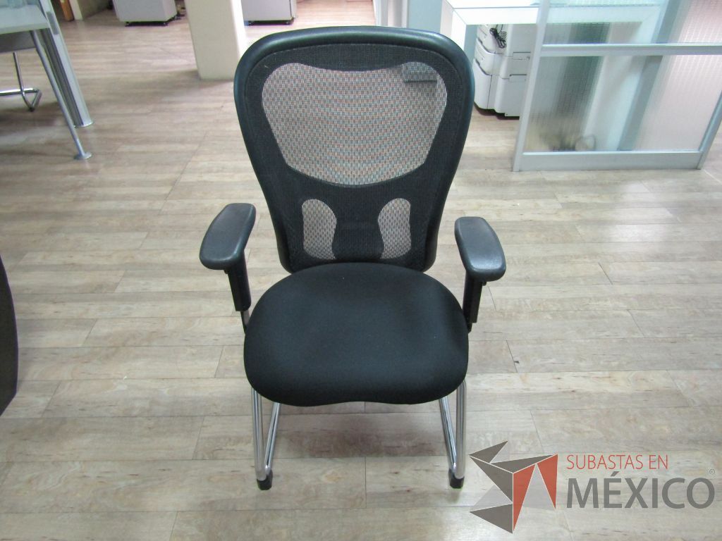 Lote 076 - 2 Sillas fijas, descansabrazos, base trineo, respaldo en malla y asiento en tela color negro