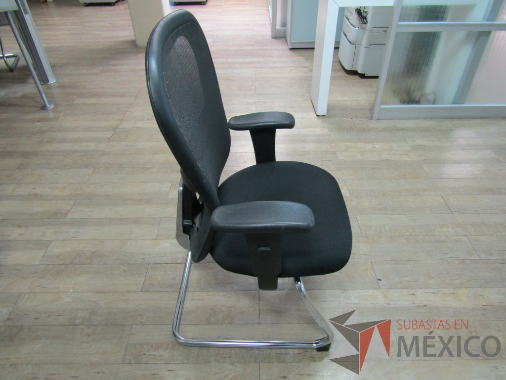Lote 076 - 2 Sillas fijas, descansabrazos, base trineo, respaldo en malla y asiento en tela color negro - Imagen 4